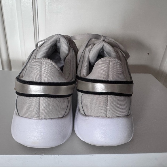 Nike Women's Legend Essential 2 Training Shoes - Picture 7 of 8